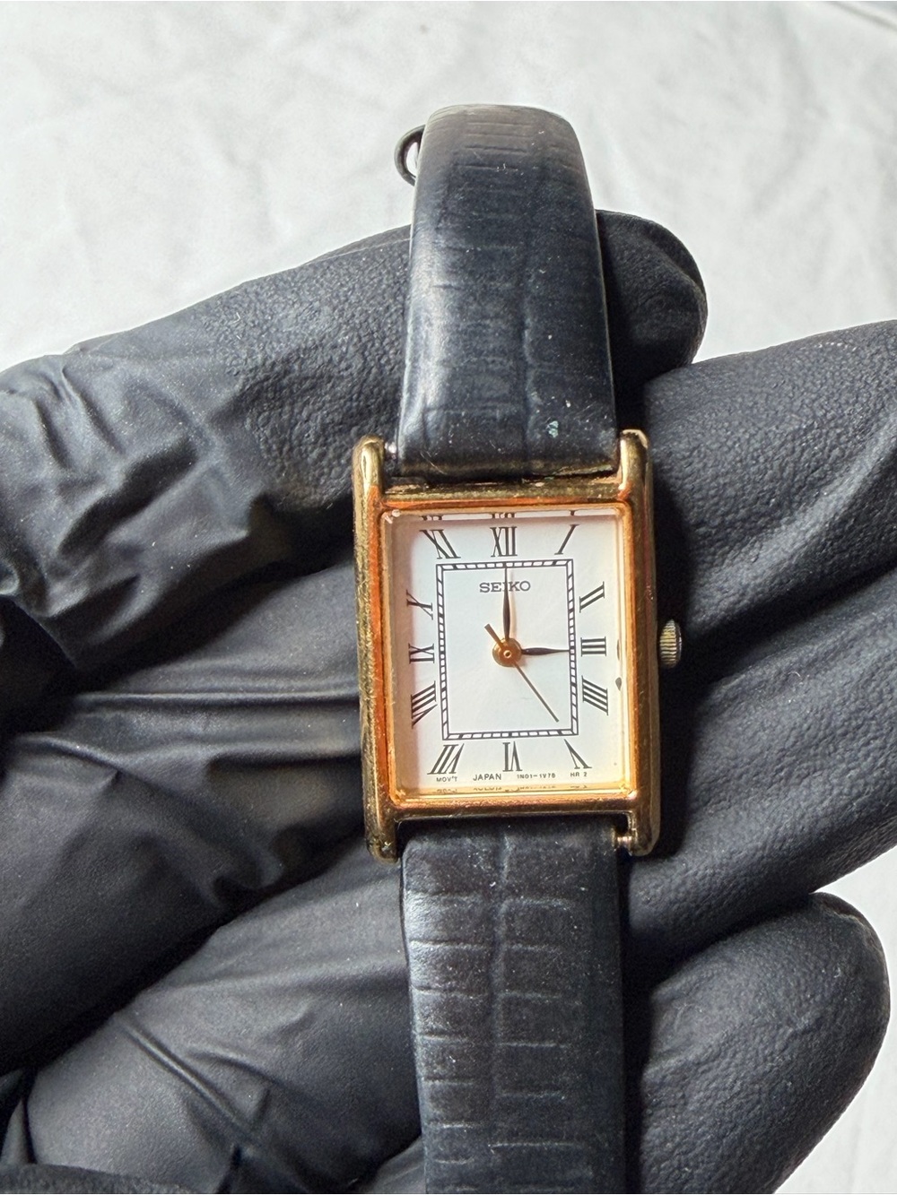 Vintage Seiko Tank Watch Women 18mm White Dial Gold Tone Black 1N01-5G40